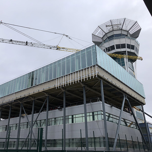 Bloc technique situé devant la tour de contrôle de l'aéroport