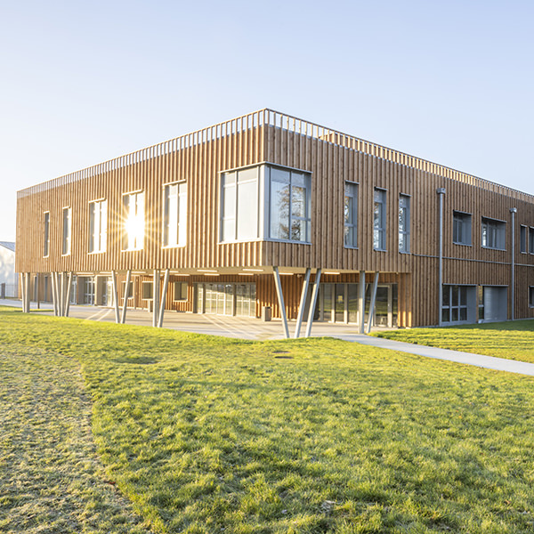 Réalisation par CMAA des travaux de menuiseries extérieures et fermetures du lycée d'Aizenay